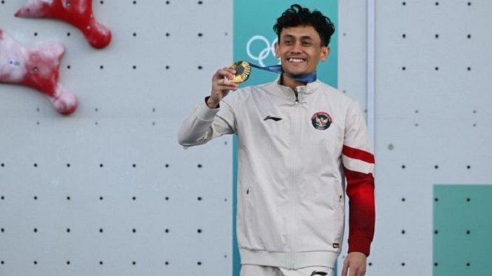 Ekspresi pemanjat tebing Indonesia, Veddriq Leonardo, saat meraih medali emas Olimpiade Paris 2024, Kamis (8/8/2024)