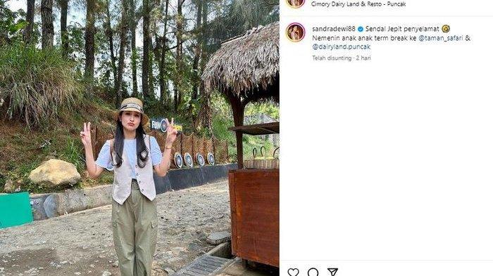 Penampilan Sandra Dewi kenakan topi anyaman bermerek Dior seharga Rp 15 juta.