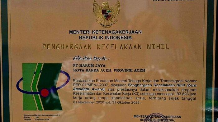 Piagam Penghargaan Zero Accident K3 Tahun 2024 dari Kementerian Ketenagakerjaan RI kepada PT Harum Jaya