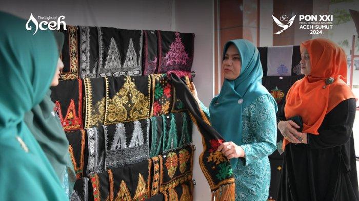 Penjabat Ketua Tim Penggerak PKK Aceh, Hj. Safriati, saat mengunjungi Dewan Kerajinan Nasional Daerah (Dekranasda) Kota Lhokseumawe baru-baru ini