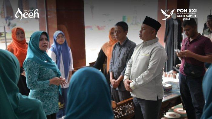 Penjabat Ketua Tim Penggerak PKK Aceh, Hj. Safriati, saat mengunjungi Dewan Kerajinan Nasional Daerah (Dekranasda) Kota Lhokseumawe baru-baru ini