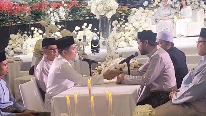 MENIKAHKAN PUTRINYA – Gubernur Aceh terpilih Muzakir Manaf alias Mualem saat menuntun ijab kabul pernikahan putri sulungnya dengan pria bernama Khairy Al-Fiqry Bakhtiar Nor. Prosesi pernikahan berlangsung di Hotel Grand Hyatt, Kuala Lumpur, Rabu (1/2/2025) pagi.