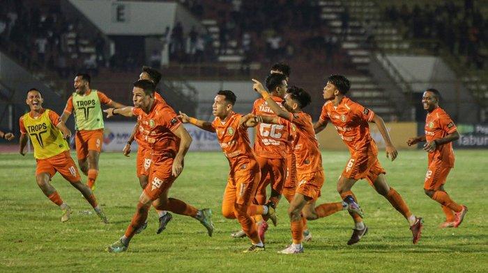 Penyerang Persiraja asal Brazil, Ricardo Pires (tengah), merayakan gol bersama pemain lainnya usai mencetak gol ke gawang Sada Sumut FC di masa injury time, Sabtu (30/9/2023) malam, di Stadion Harapan Bangsa, Banda Aceh. Persiraja menang 1-0 atas Sada Sumut FC, sekaligus kembali ke puncak klasemen.