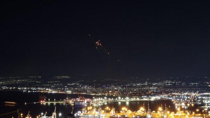  Roket yang ditembakkan dari Lebanon selatan dicegat oleh Iron Dome milik Israel di dekat Haifa pada 24 September 2024.
