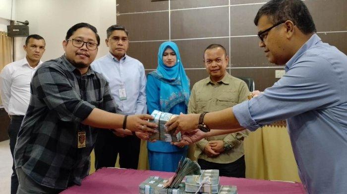 Perwakilan KKR Aceh mengembalikan barang bukti dugaan korupsi perjalanan dinas secara simbolis ke Kasat Reskrim Polresta Banda Aceh, di aula setempat, Kamis (7/9/2023).