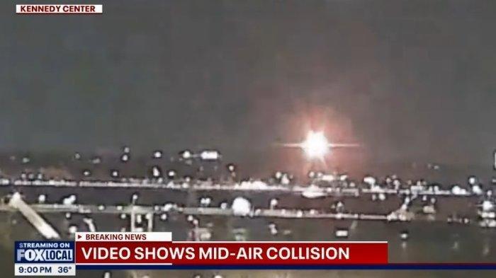 Pesawat American Airlines Menabrak Helikopter - Tangkapan Layar Video Detik-detik Pesawat American Airlines Menabrak Helikopter Black Hawk Milik Angkatan Darat Amerika Serikat pada Rabu (29/1/2025) Malam Waktu Setempat. Sebuah pesawat milik maskapai Americans Airlines menabrak helikopter militer Black Hawk di Washington, DC, Amerika Serikat (AS) pada Rabu (29/1/2025).