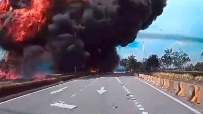 Pesawat jatuh di Malaysia - Pilot jet pribadi yang jatuh di Malaysia, Shahrul Kamal Roslan sempat berkata kepada ibunya, Mahanum Ismail bahwa dirinya sangat mencintainya.
