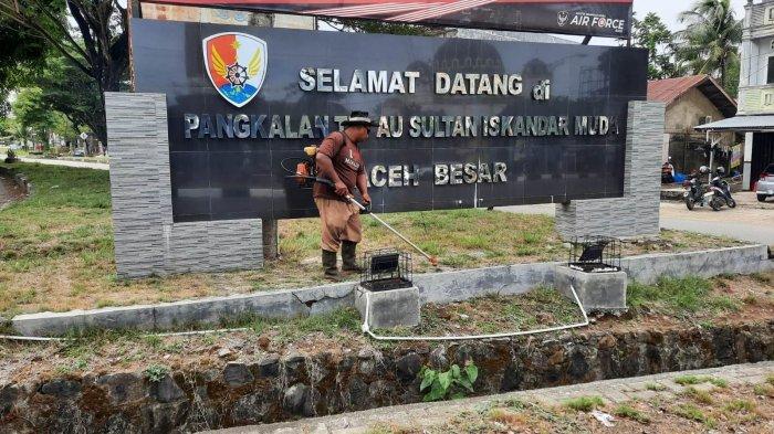 Petugas DLH Aceh Besar melakukan pembersihan area Blang Bintang, Rabu (6/9/2023).