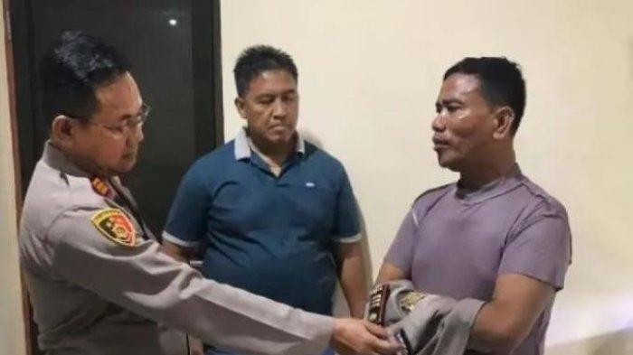 Petugas Polsek Duren Sawit mengamankan polisi gadungan beroangkat Ajun Komisaris Polisi (AKP) yang diduga melakukan pemerasan berupa minta Tunjangan Hari Raya (THR) kepada pemilik toko distributor air mineral