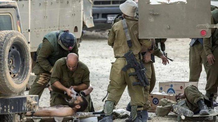 EVAKUASI TENTARA IDF - Para petugas medis militer pasukan pendudukan Israel (IDF) mengevakuasi dua tentara Israel yang terluka dalam serangan sergapan kelompok pembebasan Palestina, Brigade al-Qassam, sayap militer Hamas, di Jabalia, Gaza Utara, Jumat (27/12/2024)