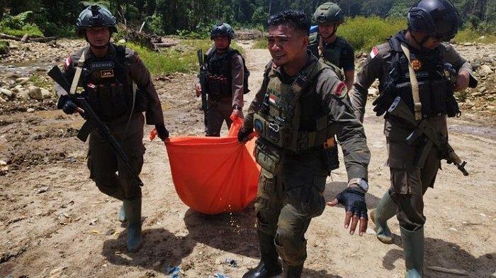 Petugas Satgas Damai Cartens saat mengevakuasi penambang yang tewas diserang KKB di Yahukimo, Papua Pegunungan, Senin (16/10/2023)