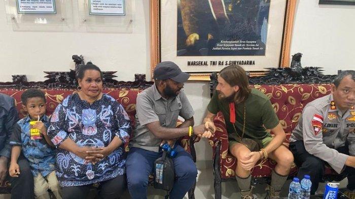 Philip Mark Merthens, warga negara Selandia Baru yang diculik KKB selama 19 bulan akhirnya dibebaskan pada Sabtu (21/9/2024). --- Susi Pudjiastuti selaku pemilik maskapai penerbangan Susi Air mengungkapkan rasa syukurnya setelah Pilot Philip Mark Merthens dibebaskan, Sabtu (21/9/2024).