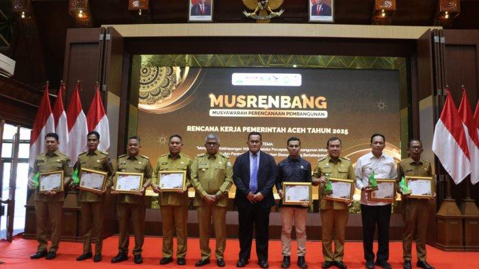 Pj Gubernur Aceh, Bustami Hamzah SE MSi (dua kiri) menyerahkan piagam penghargaan anugerah Prof A Madjid Ibrahim Ke X dengan kategori terbaik I Aceh kepada Pj Bupati Pijay, Ir H Jailani Beuramat (kanan) di gedung Anjong Mon Mata Banda Aceh, Senin (21/4/2024).