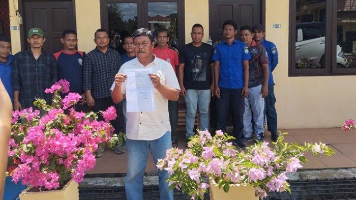 Yusri (58), tenaga kontrak yang bertugas di bidang pemadaman kebakaran di BPBK Abdya didampingi rekan kerjanya melaporkan kasus dugaan penganiayaan oleh Pj Bupati Abdya, Sunawardi ke Polres Abdya, Jumat (30/8/2024).