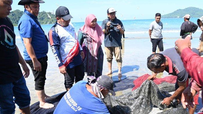 Pj Bupati Aceh Besar, Muhammad Iswanto S.STP MM menarik pukat bersama nelayan di pantai Pasi Jantang, Kecamatan Lhoong, Aceh Besar, Rabu (21/02/2024).