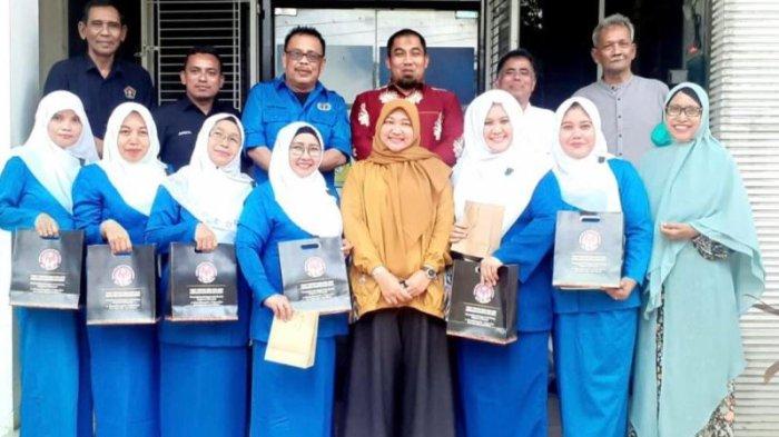 Pj Bupati Aceh Besar, Muhammad Iswanto dan Pj Ketua Dekranasda Cut Rezky Handayani foto bersama dengan Pengurus PWI Aceh, Pengurus PWI Aceh Besar, Pengurus IKWI Aceh, dan Pengurus IKWI Aceh Besar di Gedung Dekranasda Aceh Besar, kawasan Desa Gani, Kecamatan Ingin Jaya, Jumat sore, 2 Februari 2024.