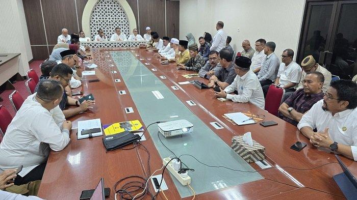 Pj Bupati Pijay, Dr Ahmad Dadek SH MH memberi pengarahan kepada puluhan kepala SKPK pada rapat perdana di ruang rapat Bupati Cot Trieng lantai II, Pidie Jaya Jum'at (13/12/2024).