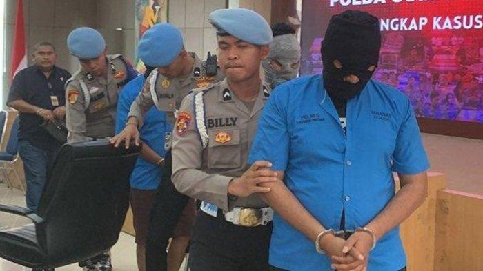 Polda Sumbar saat jumpa pers membawa dua oknum Polisi dan satu orang sipil pelaku perampokan di Mapolda Sumbar, Rabu (28/8/2024). Perampokan ini terjadi di daerah Batang Anai Kabupaten Padang Pariaman.