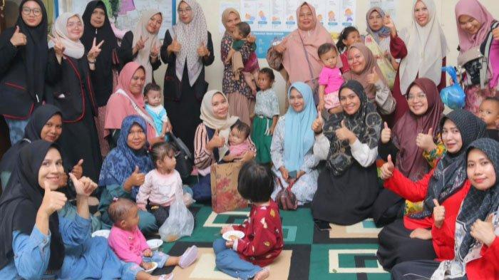 Dosen Fikes UUI mendemonstrasikan pembuatan MP-ASI dari daun peugaga untuk ibu-ibu dan kader posyandu di Desa Lamjamee Kec Jaya Baru Banda Aceh, Senin (23/9/2024).