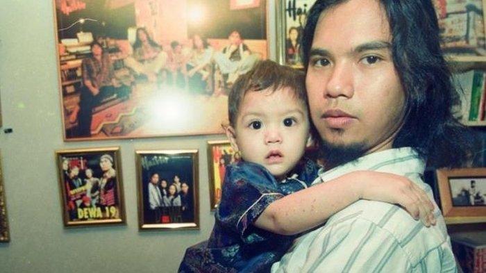 Potret Al Ghazali kecil digendong ayahnya, Ahmad Dhani.