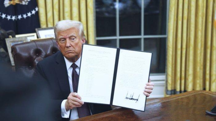 Presiden AS, Donald Trump, mengeluarkan serangkaian perintah eksekutif pada hari pertamanya menjabat, Senin (20/1/2025).