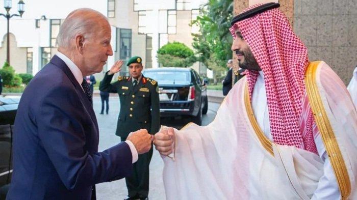 Presiden AS Joe Biden dan Putra Mahkota Mohammed bin Salman saling mengepalkan tinju saat bertemu di Jeddah, Arab Saudi, Sabtu (16/7/2022).
