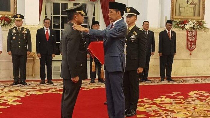 Presiden Joko Widodo saat menyematkan tanda jabatan kepada KSAD Jenderal Agus Subiyanto di Istana Negara, Rabu (25/10/2023).