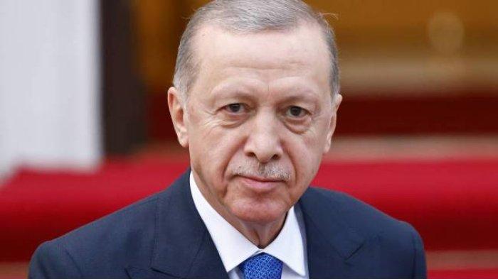 Presiden Turki Recep Tayyip Erdogan mengutuk apa yang disebutnya sebagai kejahatan perang Israel dan kejahatan terhadap kemanusiaan di Gaza. Pernyataan itu disampaikan Erdogan dalam pidatonya di KTT Dewan Kerja Sama Teluk (GCC) di ibu kota Qatar, Doha, Selasa (5/12/2023).