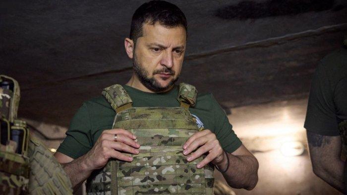 Foto selebaran yang diambil dan dirilis oleh layanan pers Kepresidenan Ukraina pada 29 Juli 2023 ini menunjukkan Presiden Volodymyr Zelensky (kanan) melihat saat dia memberi penghargaan dan memberi selamat kepada prajurit pada hari Pasukan Operasi Khusus, selama kunjungan ke posisi depan mereka di dekat Bakhmut, Donetsk wilayah.