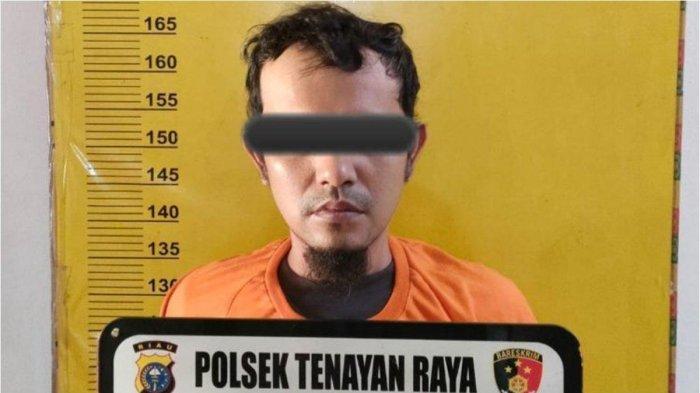 Pria di Pekanbaru aniaya temannya sendiri karena tidak terima ibunya dihina.
