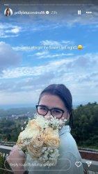 Prilly Latuconsina Dapat Buket Bunga di Pernikahan Angga Yunanda.