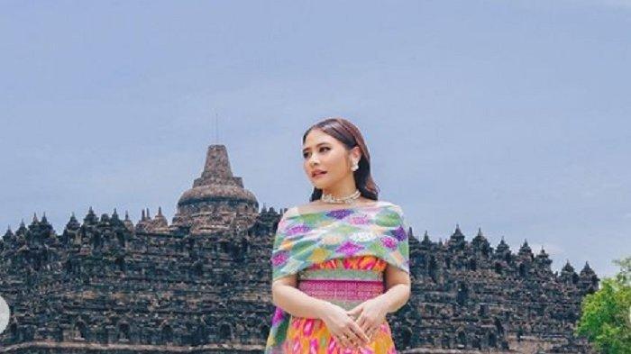 Prilly Latuconsina tampil cantik untuk membacakan nominasi pada FFI 2022.