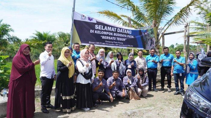 FOTO BERSAMA - Bertemu dengan kelompok budidaya patik Gampong Pasie Pinang