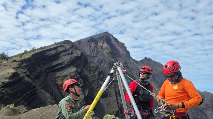 Proses evakuasi pendaki wanita asal Brasil yang jatuh di Gunung Rinjani, Selasa (24/6/2025).