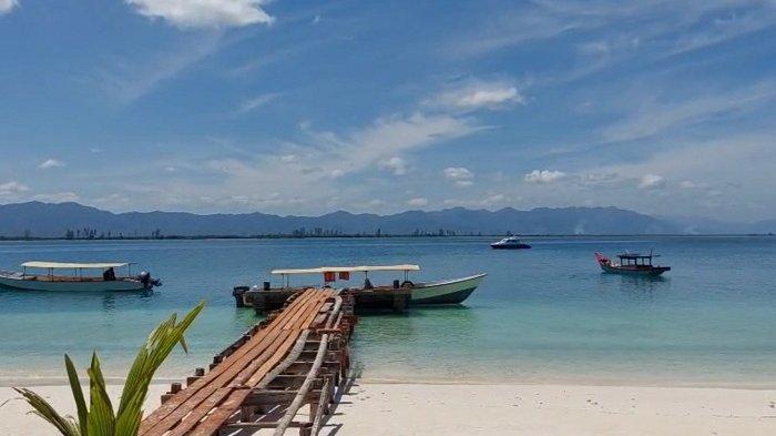 Perahu nelayan di depan Pulau Panjang, satu dari empat pulau yang dikembalikan ke Aceh di perbatasan Aceh Singkil dengan Tapanuli Tengah, Sumatera Utara.
 
 