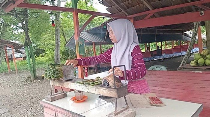 Pulot Ijoe-Seorang perempuan sedang membakar pulot ijo di Cot Batee Geulungku, Pandrah, Bireuen yang dikenal legit dan enak  SERAMBI/YUSMANDIN IDRIS
