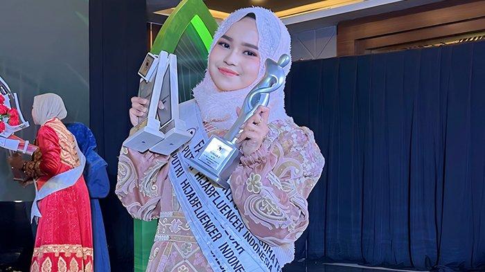 Najla Warsanti, gadis asal Aceh yang terpilih menjadi Putri Favorit se-Sumatera pada kontes kecantikan Putri Hijabfluencer Indonesia 2023 yang digelar di Grand Ballroom Swasana Lippo Kuningan, Jakarta Selatan, Kamis (30/11/2023).
