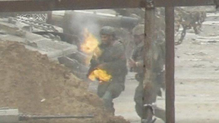 Selangkangan perwira Israel terbakar setelah seorang penembak jitu Al-Qassam menembaknya.