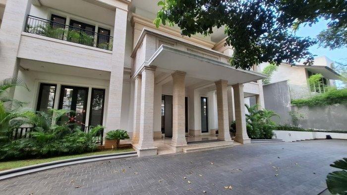 RUMAH RIZA CHALID - Situasi rumah pengusaha minyak Mohammad Riza Chalid di Kebayoran Baru, Jakarta Selatan, Selasa (25/2/2025) usai digeledah tim jaksa penyidik Kejaksaan Agung. Penggeledahan dilakukan di rumah tersebut untuk pencarian barang bukti kasus dugaan korupsi tata kelola minyak mentah PT Pertamina Tbk, dengan tersangka Muhammad Kerry Andrianto Riza, yang juga anak dari Riza Chalid. (Tribunnews.com/Ibriza Fasti Ifhami)