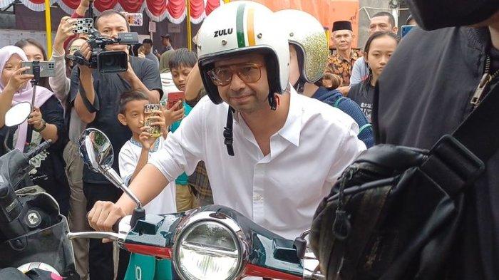 Presenter Raffi Ahmad membonceng istrinya, Nagita Slavina dengan motor Vespa setelah mencoblos dalam momen Pemilu di TPS 001 Pangakalan Jati Baru, Depok, Rabu (14/2/2024).