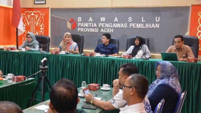 Rapat bersama Tim Pokja Pengawasan Tahapan Kampanye dari Panwaslih Aceh dan lembaga eksternal di Kantor Panwaslih Aceh kawasan Luengbata, Banda Aceh, Jumat (5/1/2023) sore
