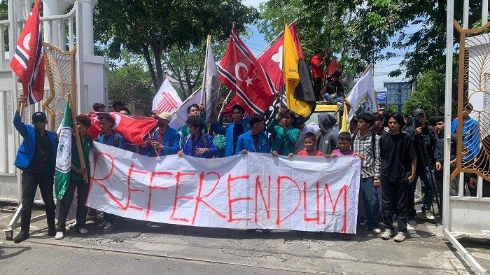 Ratusan masa melakukan aksi di depan Kantor Gubernur Aceh, Senin (16/6/2025).