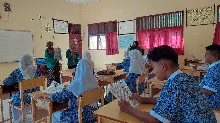 Mahasiswa Universitas Syiah Kuala (USK) yang sedang melaksanakan Kuliah Kerja Nyata (KKN) Tematik 2024 mengadakan sosialisasi pentingnya kesehatan mental pada remaja di SMAN 3 Seulimeum, Rabu (18/7/2024).