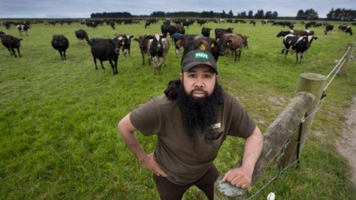 Reza Abdul Jabbar berprofesi sebagai seorang saudagar, peneliti, sekaligus imam besar di New Zealand.
