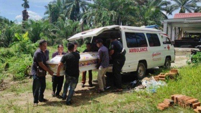 Momen pemakaman siswa sekolah menengah pertama (SMP) di SMP Negeri I STM Hilir, bernama Rindu Syahputra Sinaga (14) warga Dusun I, Desa Negara Beringin, Kecamatan STM Hilir, Kabupaten Deliserdang tewas diduga usai disuruh Squat jump sebanyak 100 kali oleh gurunya, Jumat (27/9/2024). 