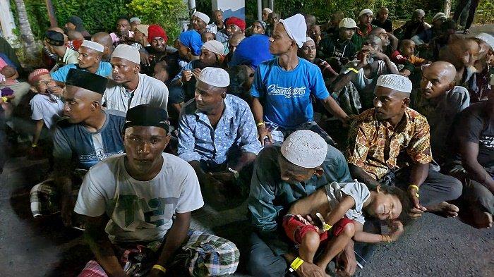 Ratusan imigran Rohingya dengan kondisi memprihatinkan ditempatkan di halaman tengah kantor DPRK Pidie usai di 'Usir' warga Gampong Batee Laweung, Kecamatan Muara Tiga Pidie, Kamis (21/12/2023) malam.