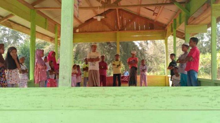 Suasana pengajian anak-anak pengungsi Rohingya di tempat penampungan sementara di Gampong Kuala Parek, Kecamatan Sungai Raya, Aceh Timur, Minggu (18/2/2024). Pengajian itu dipimpin seorang di antara mereka, Muhammad Irfan, yang memliki kemampuan hafiz 30 juz.