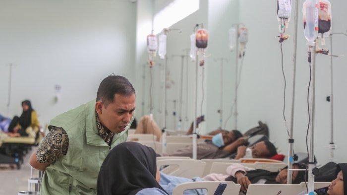 Roni Afrila, Staf EP3RS (Edukasi Penanganan Pengaduan Peserta di Rumah Sakit) BPJS Kesehatan Cabang Banda Aceh saat mengajari pasien cara menggunakan JKN Mobile di RSUZA Banda Aceh, Senin (28/8/2023)
