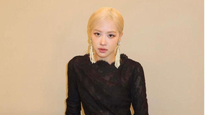 Rosé BLACKPINK penyanyi yang sukses membawakan lagu APT