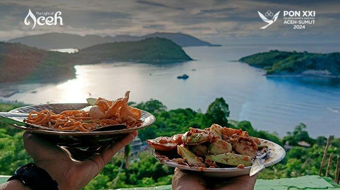 Pengunjung memamerkan sepiring rujak Aceh dan mi Aceh di Puncak Pulau Klah, Sabang, dengan latar panorama laut yang memukau di sore hari.
